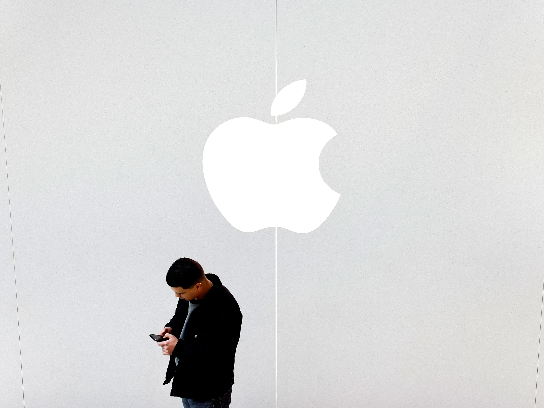 Apple's Bold Move: Disabling iPhone Web Apps Sparks EU Investigation