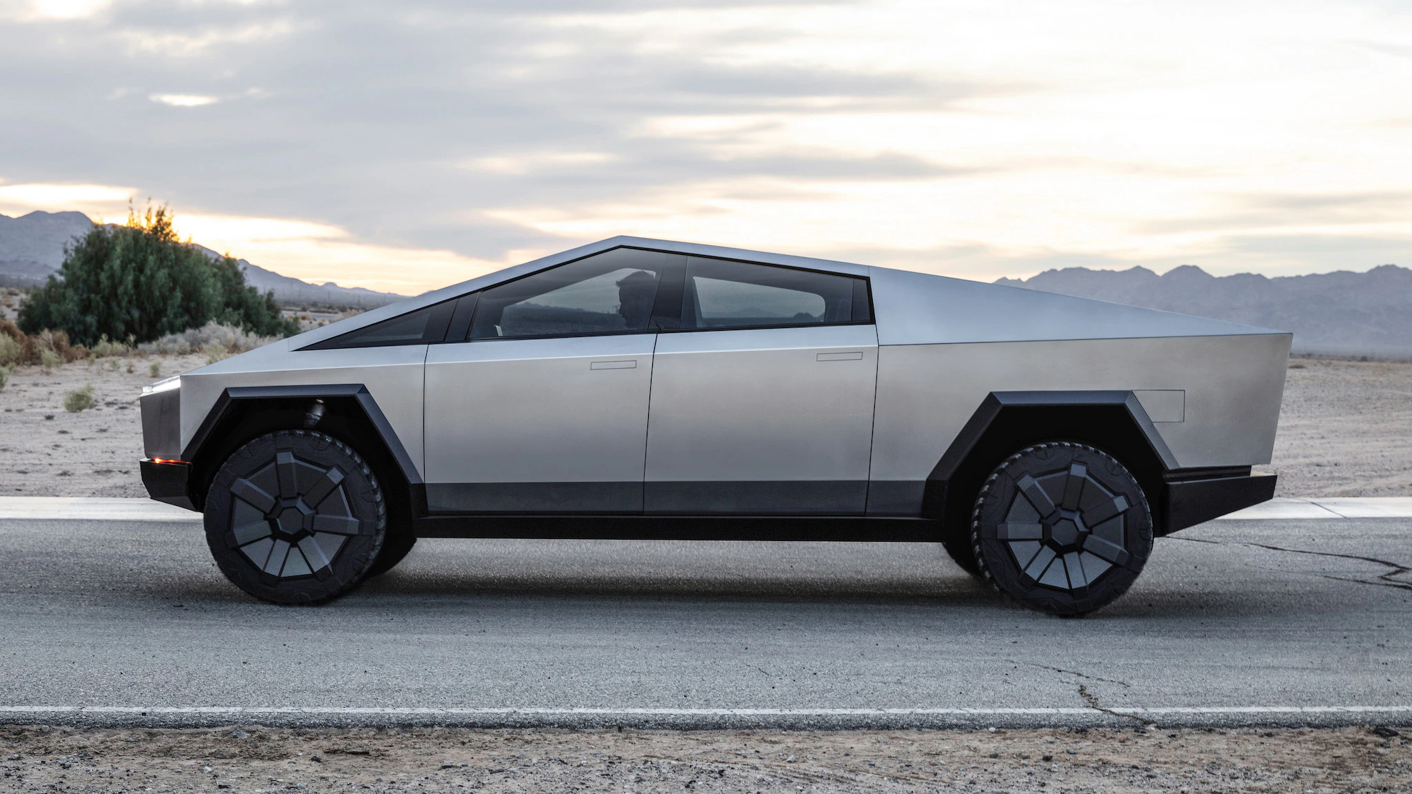 Tesla Cybertruck, Astonishing Mileage Revealed by Owner after 10,000 Miles run on the Road