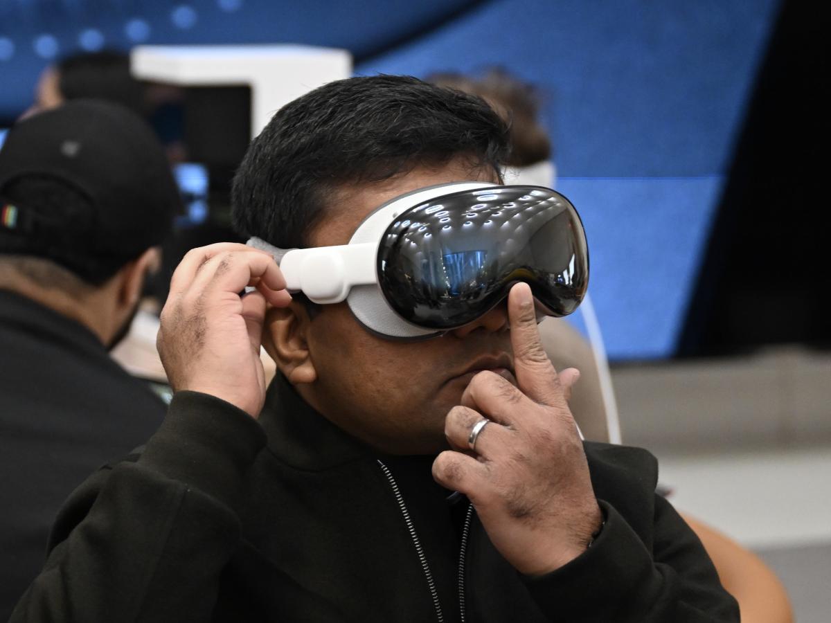 Tech Meets Tradition How a Groom's Apple Vision Pro Became the Talk of the Wedding Season-