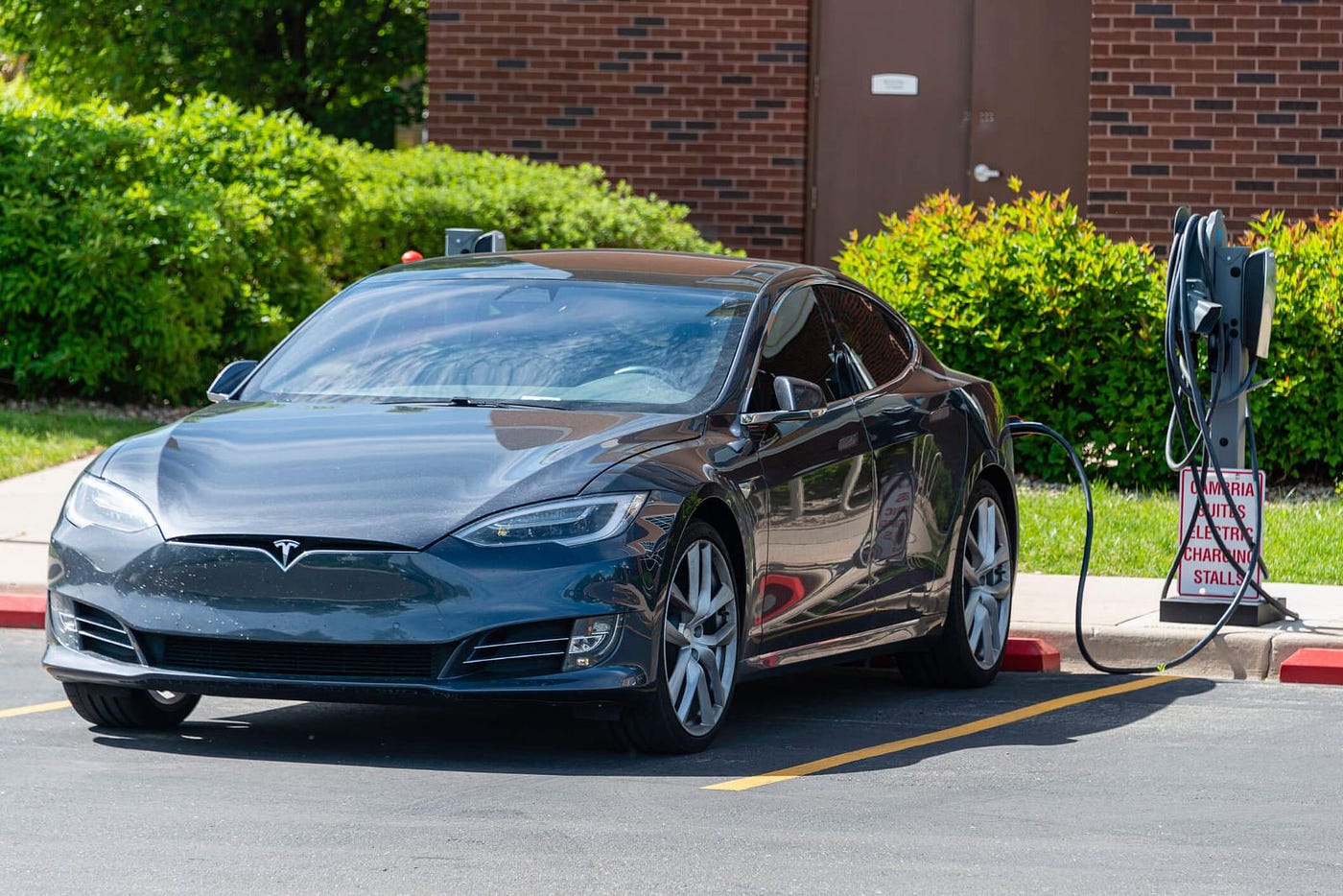 Tesla Made its Millions of Fans Unhappy as it Does Not Include Apple CarPlay and Android Auto