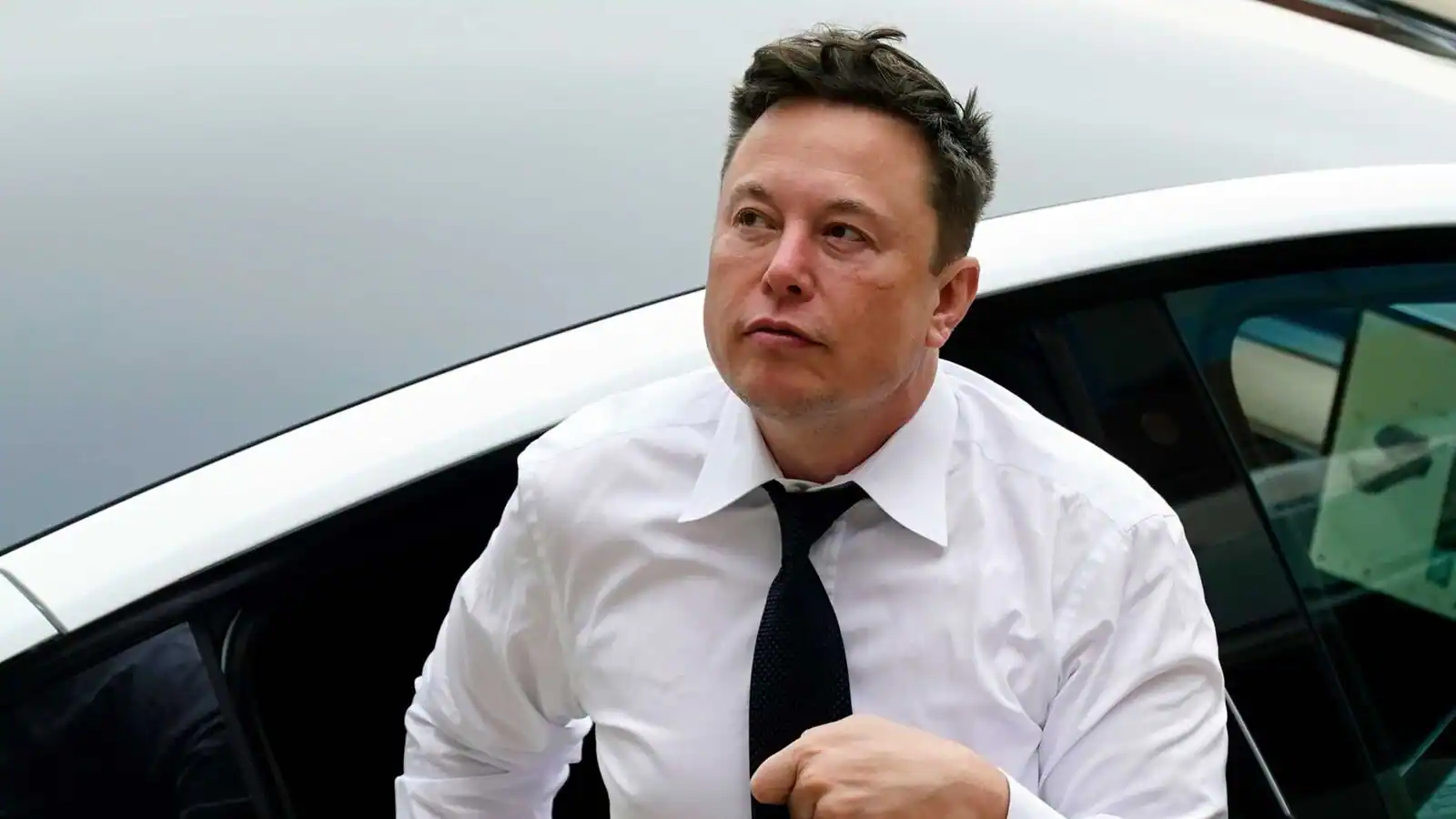 Elon Musk Criticizes the Need To Register for a New Windows 11 Laptop