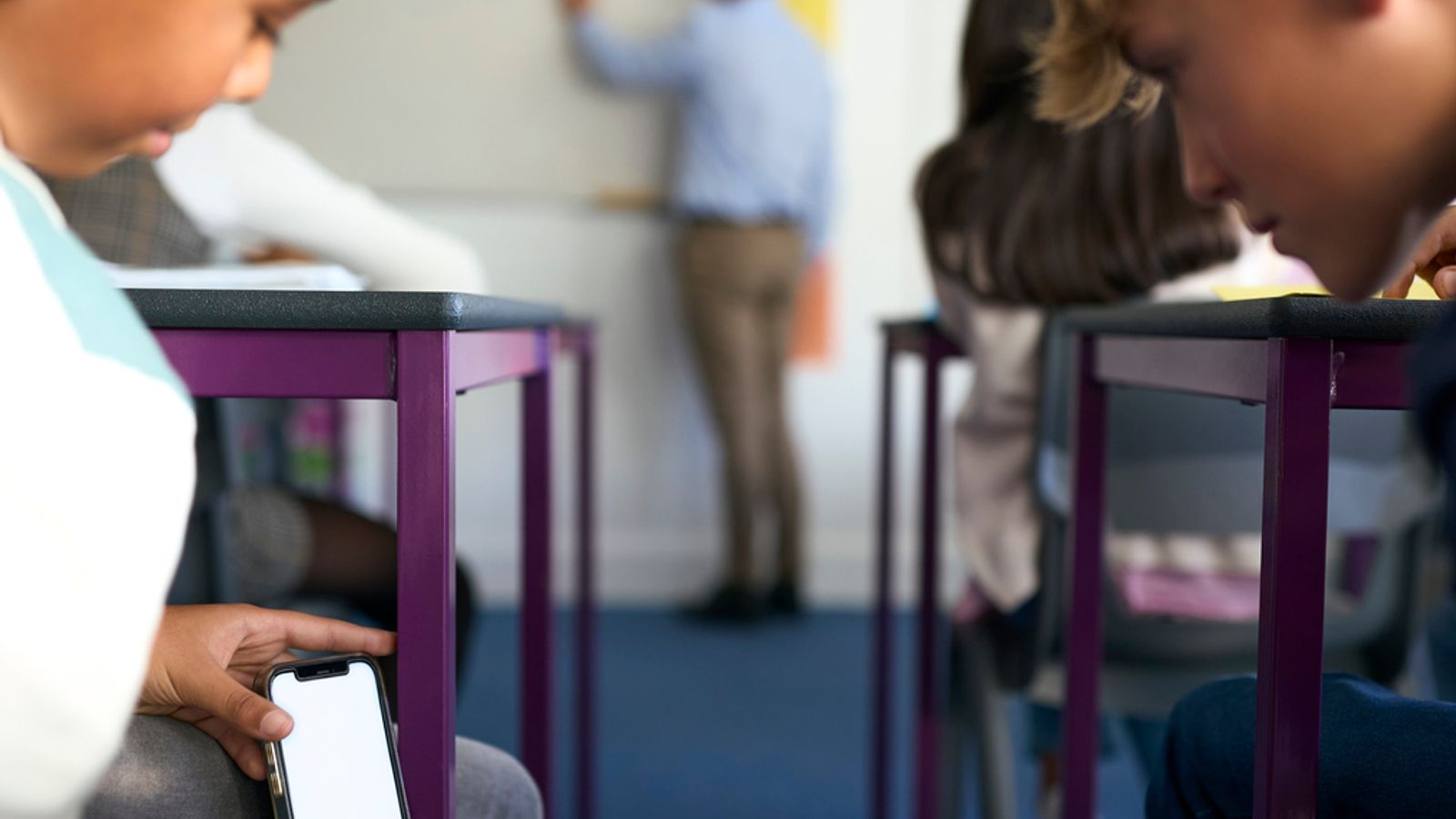 UK Govt Will Soon Ban Mobile Phones in Schools for its 10.7 Million Students