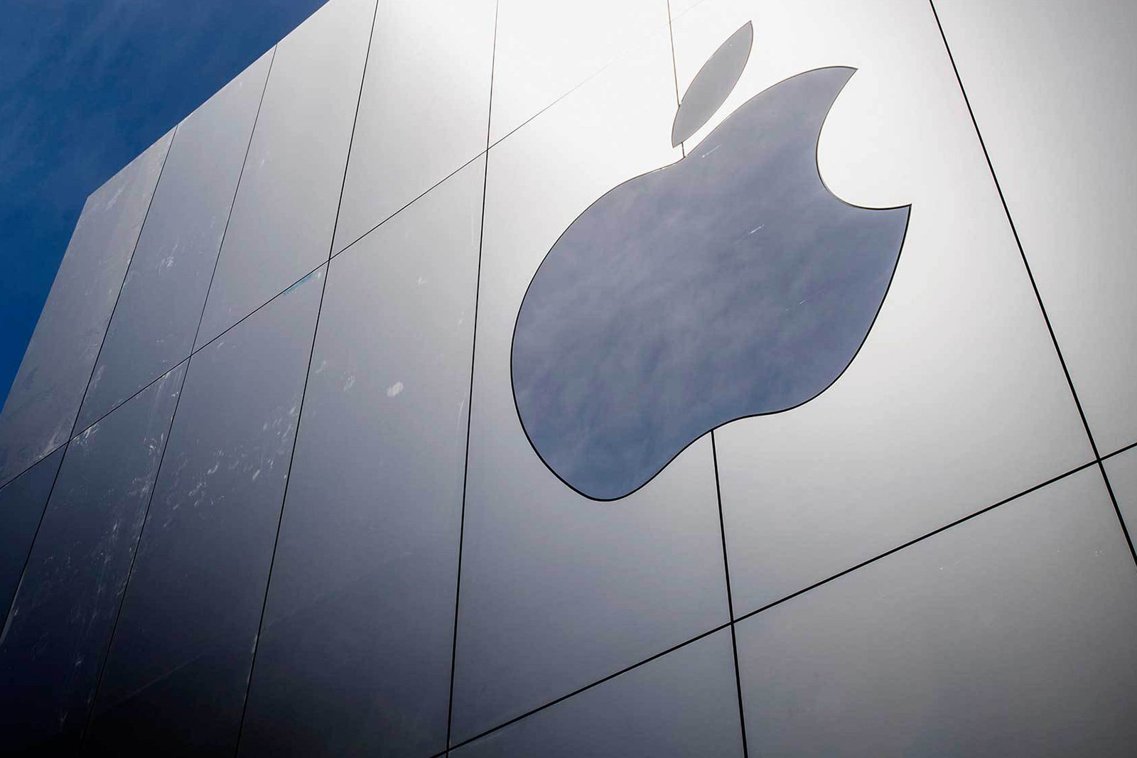 Apple Shifts Gears Swapping Car Dreams for AI Revolution--