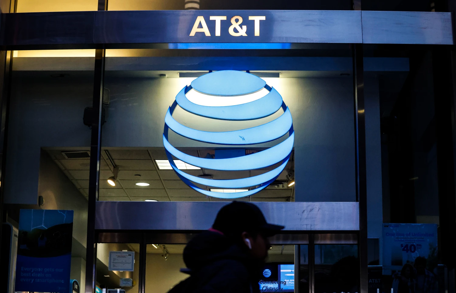 Breaking Down the AT&T Outage: FCC Steps in Amidst Subscriber Turmoil