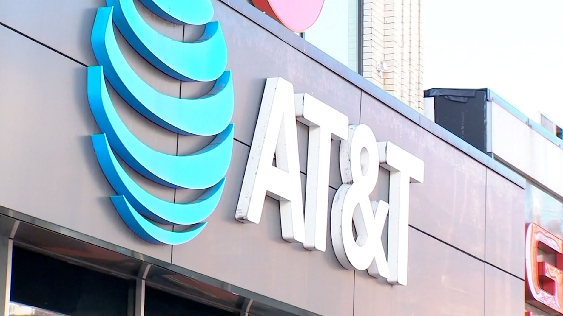 Breaking Down the AT&T Outage: FCC Steps in Amidst Subscriber Turmoil