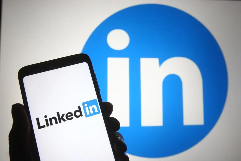 Find Out Who's Checking You Out: Your Easy Guide to LinkedIn's Profile View Secrets