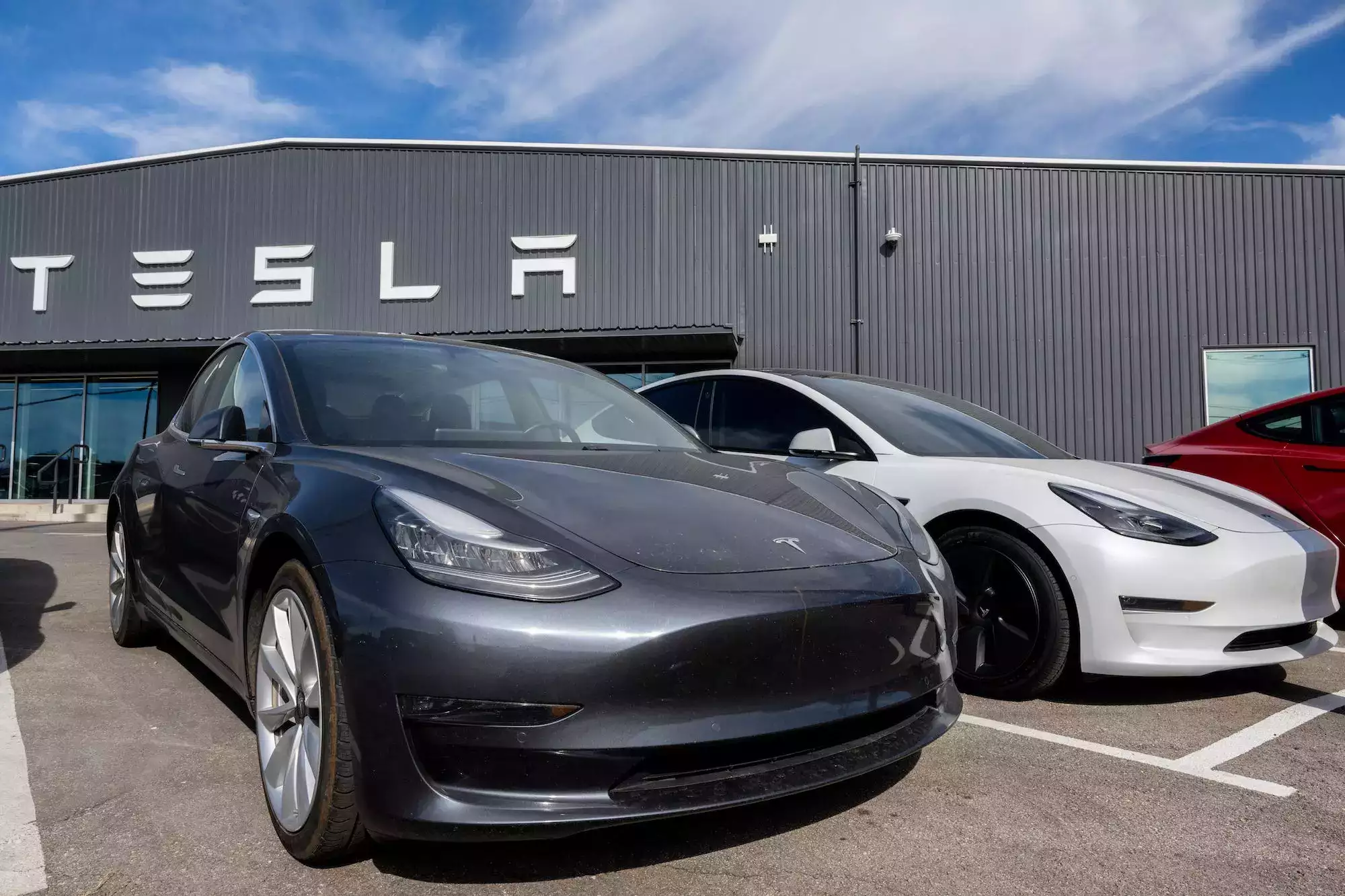 Tesla's Legal Win: How EV Range Disputes Must Go Through Arbitration, Not Court