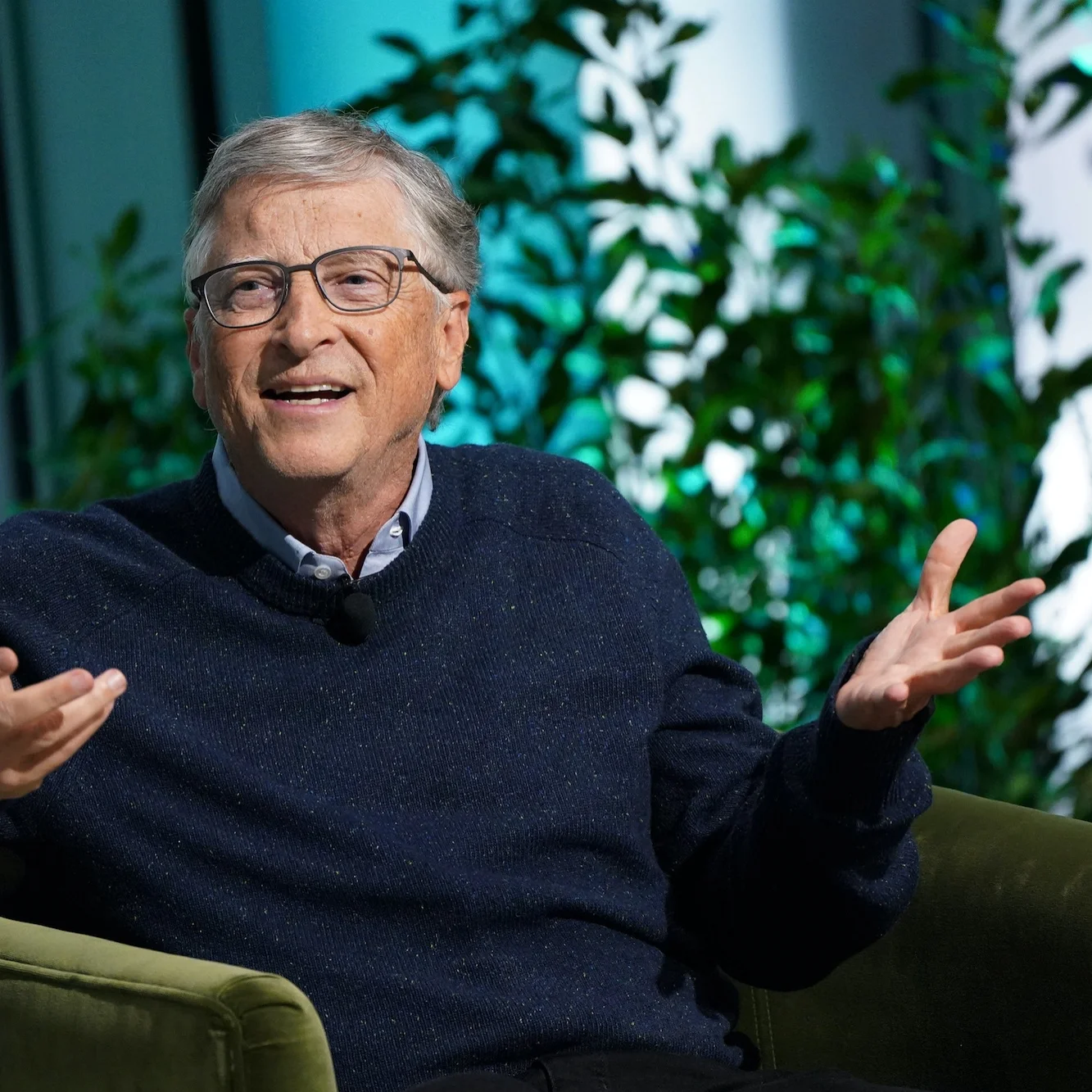 Why the World's Tech Giant Chooses Coach Over First-Class: Unveiling Bill Gates' Surprising Flight Choices