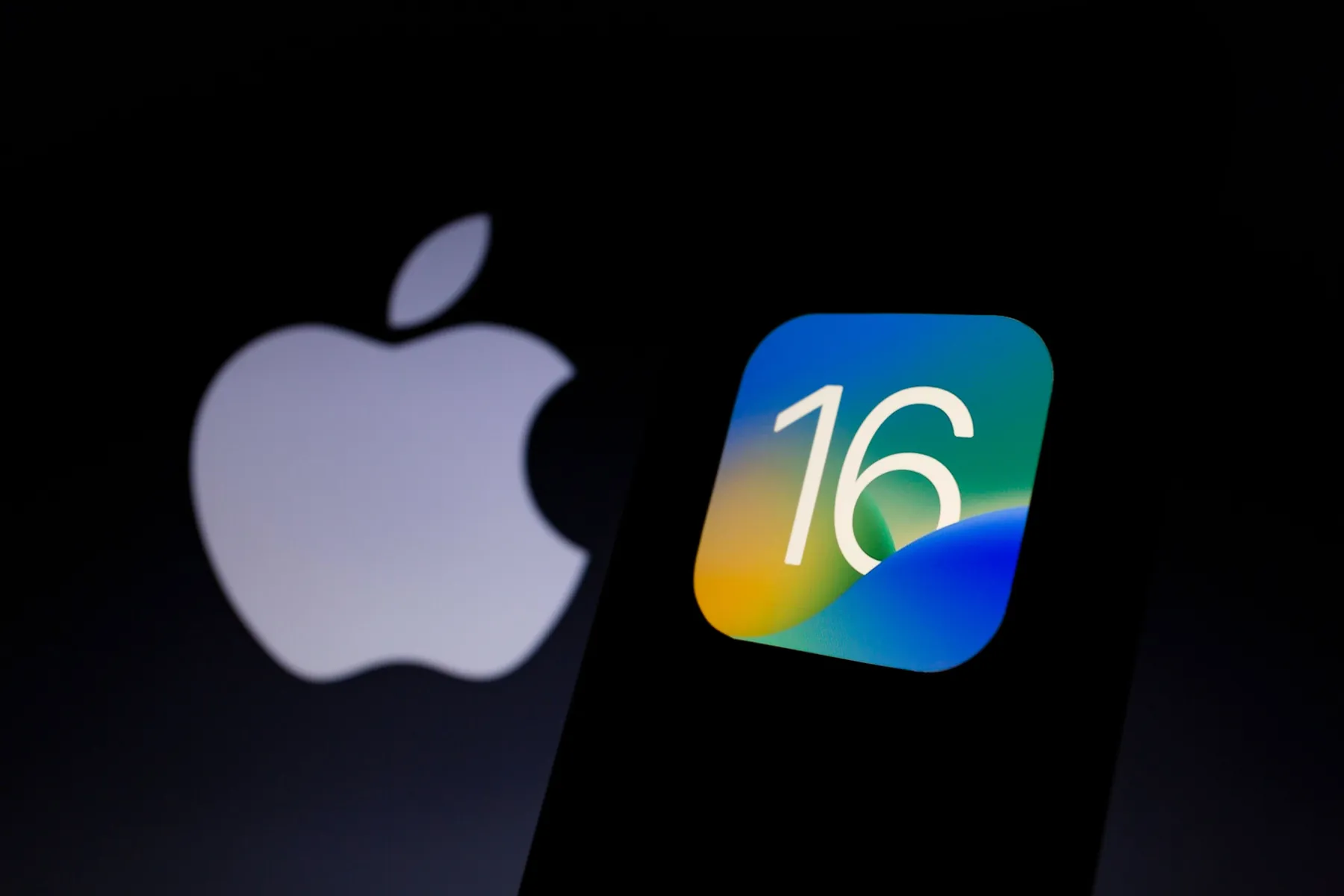 Apple's Strategic AI Ambitions Choosing Between OpenAI and Google for the iPhone 16