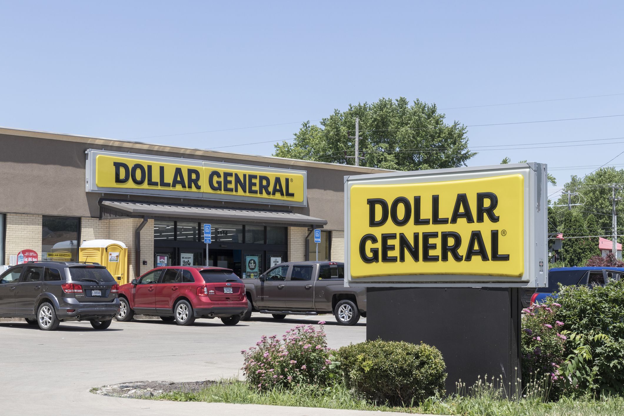 Dollar General Takes a Fresh Approach: Selling Produce in 5,000 Stores and Its Impact on Local Communities