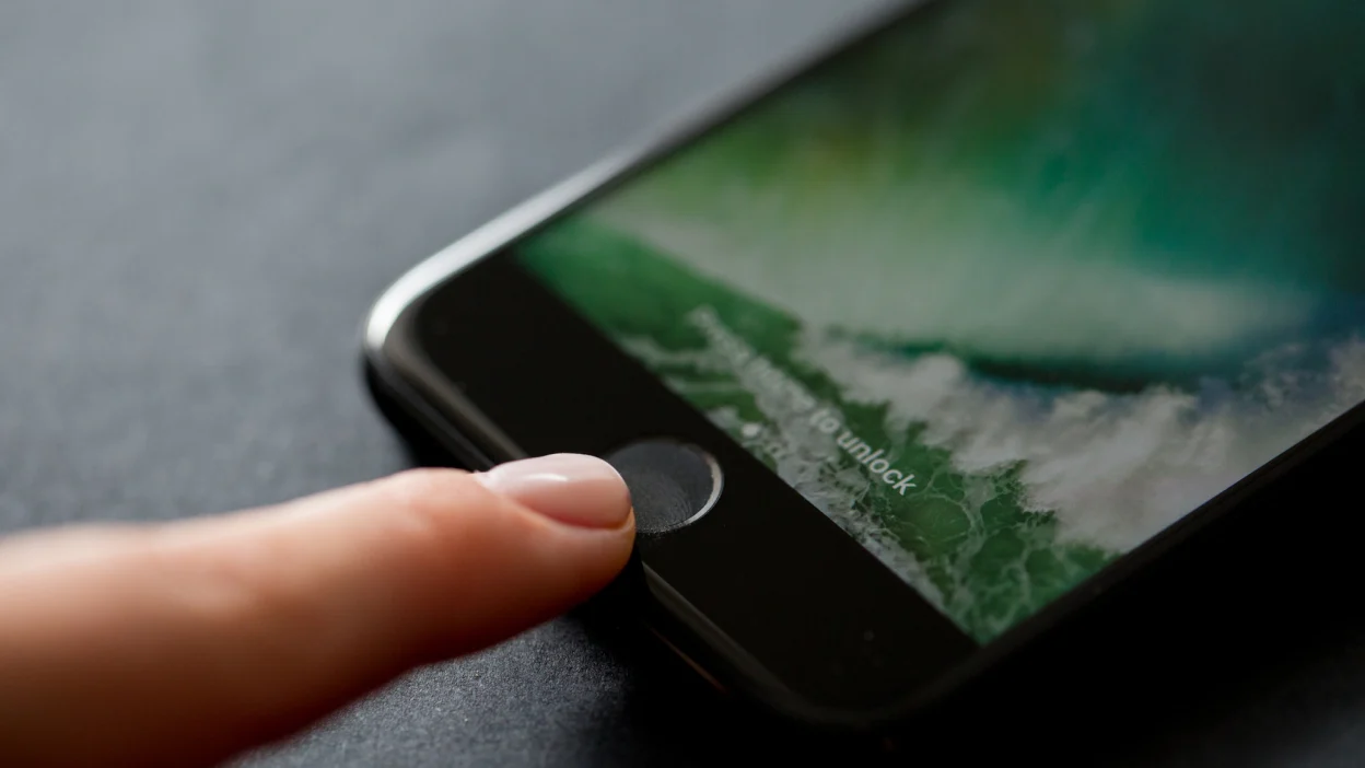 Is Your Smartphone Changing Your Hands? The Real Story Behind 'iPhone Finger' Buzz