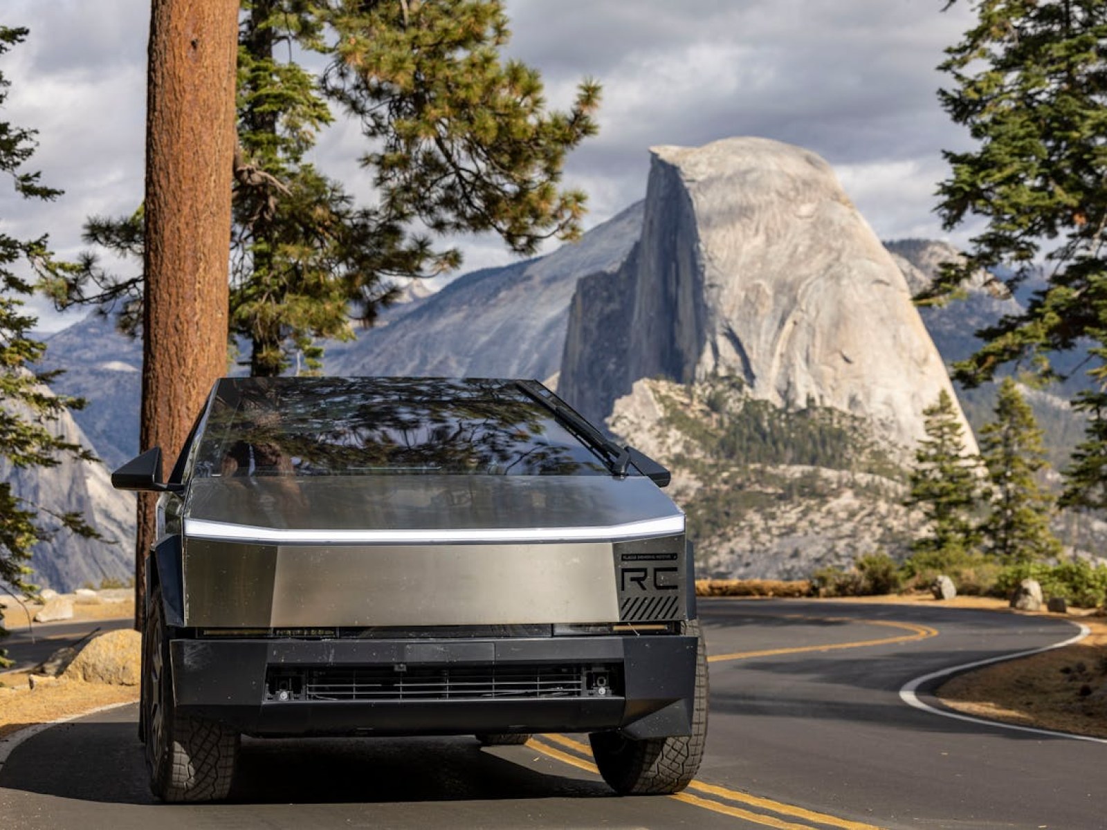 New Tesla Cybertruck Fails Right After Leaving the Dealer Store