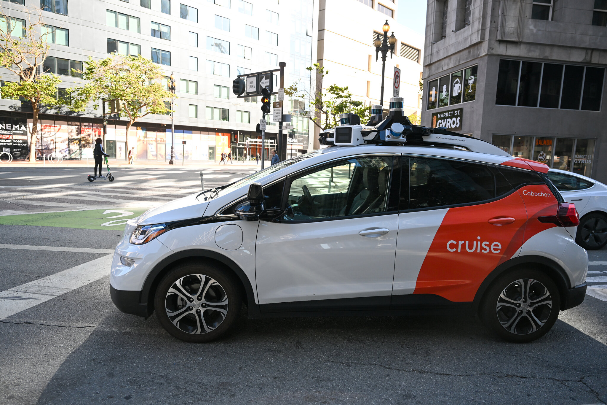 San Francisco Street Drama How a Driverless Taxi Pinned a Pedestrian in a Shocking Late-Night Accident1