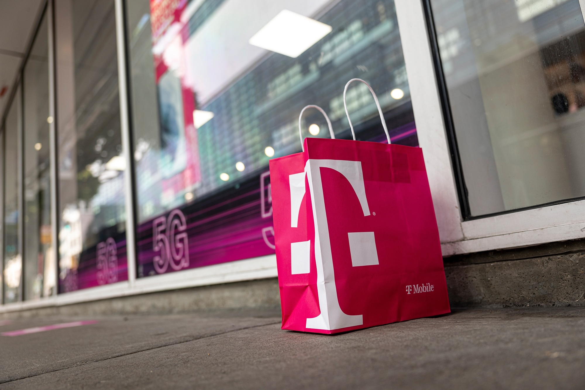 T-Mobile's Strategic Moves Drive Subscriber Growth Amid Competitive Telecom Landscape