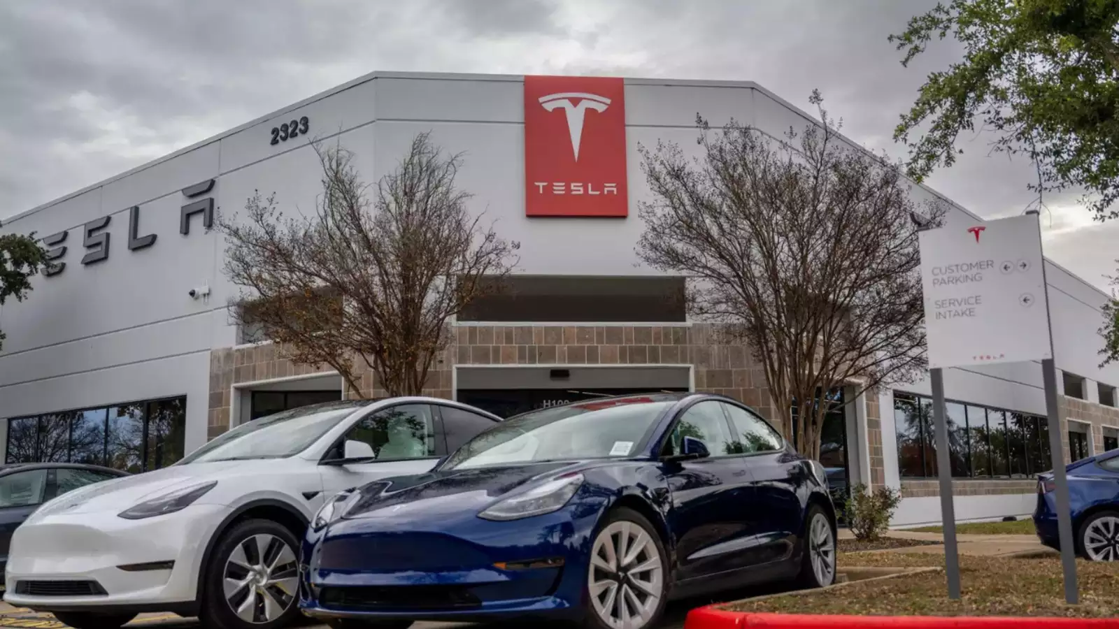 Tesla Cuts Jobs and Plans Cheaper Cars to Spark Future Growth Amid Economic Jitters