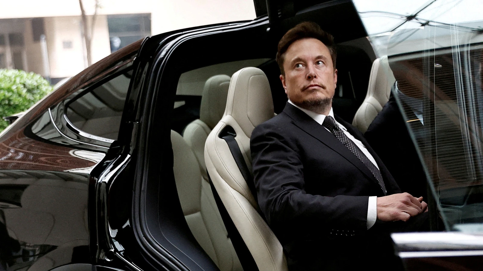 Tesla in Trouble? Top Execs Leave as Elon Musk Faces Big Challenges