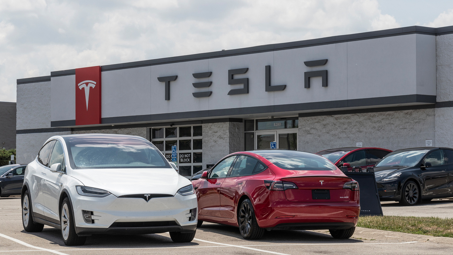 Tesla’s Strategy for Inexpensive Automobiles Borrows Ideas From Competitors in Detroit