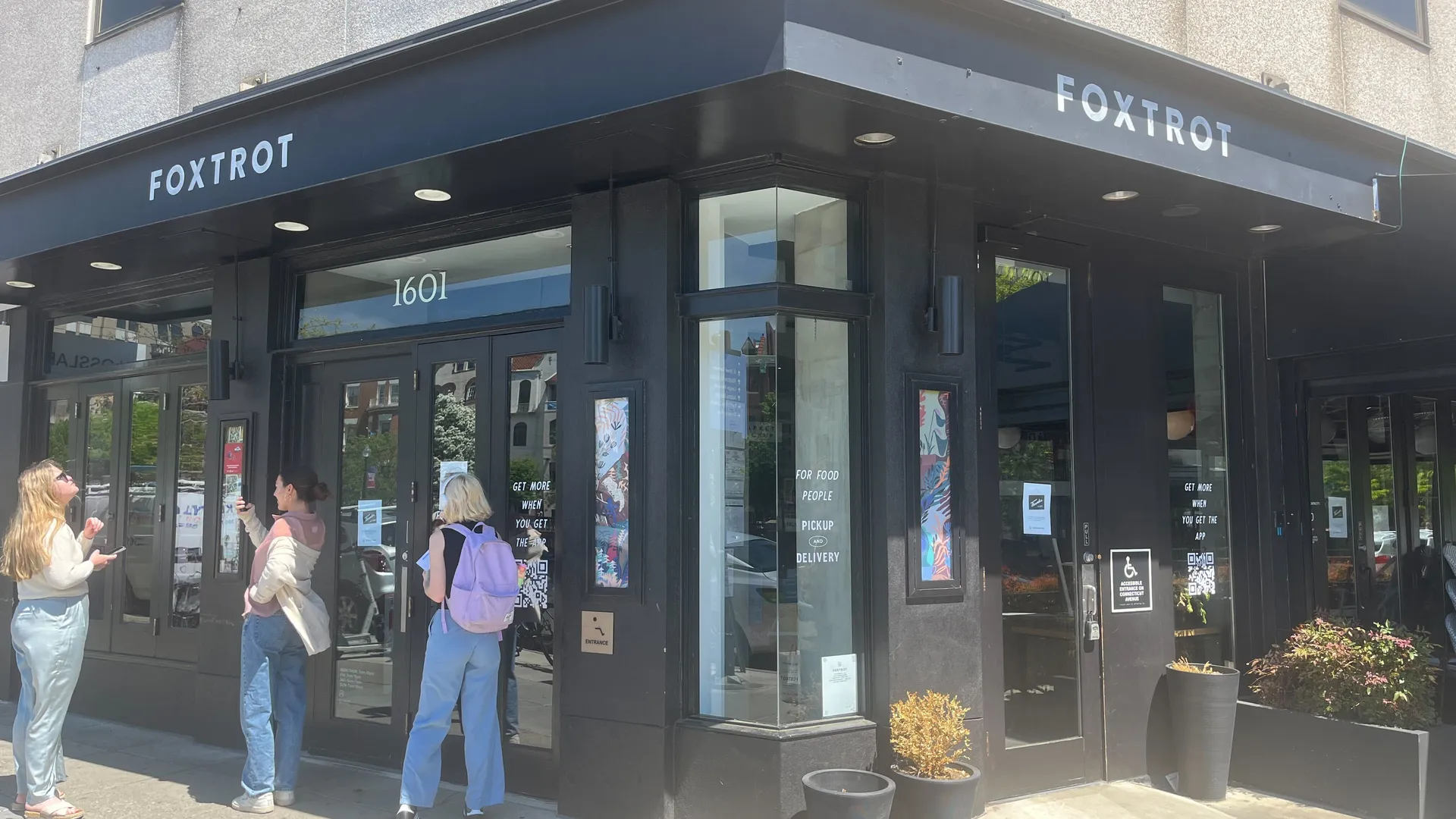 Unexpected Store Closures in Chicago How Local Brands Grapple with Foxtrot's Sudden Shutdown