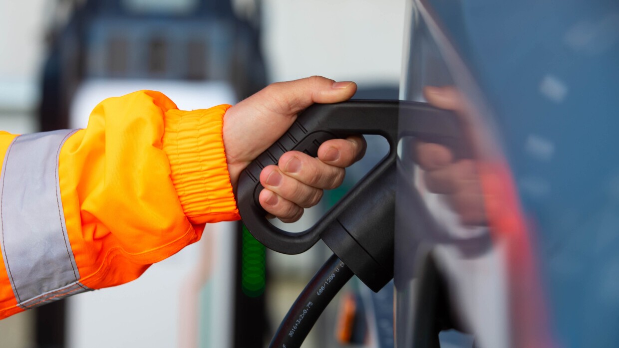 "Illinois Powers Up Future Travel: Over 600 New EV Charging Stations Coming Soon"