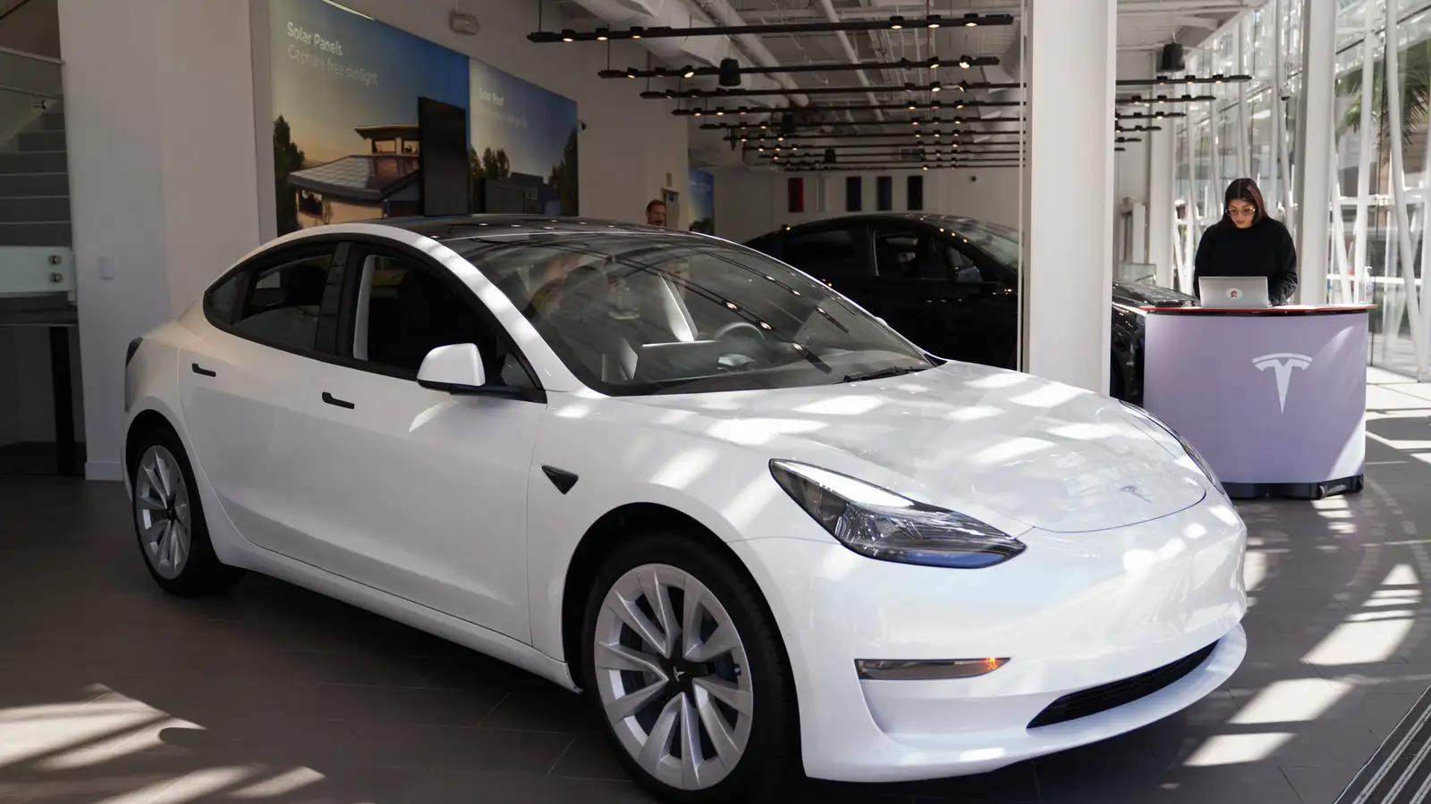 The Paradox of Tesla's Full Self-Driving Technology