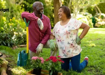 8 Weekly Paying Jobs Seniors Will Love After Retirement