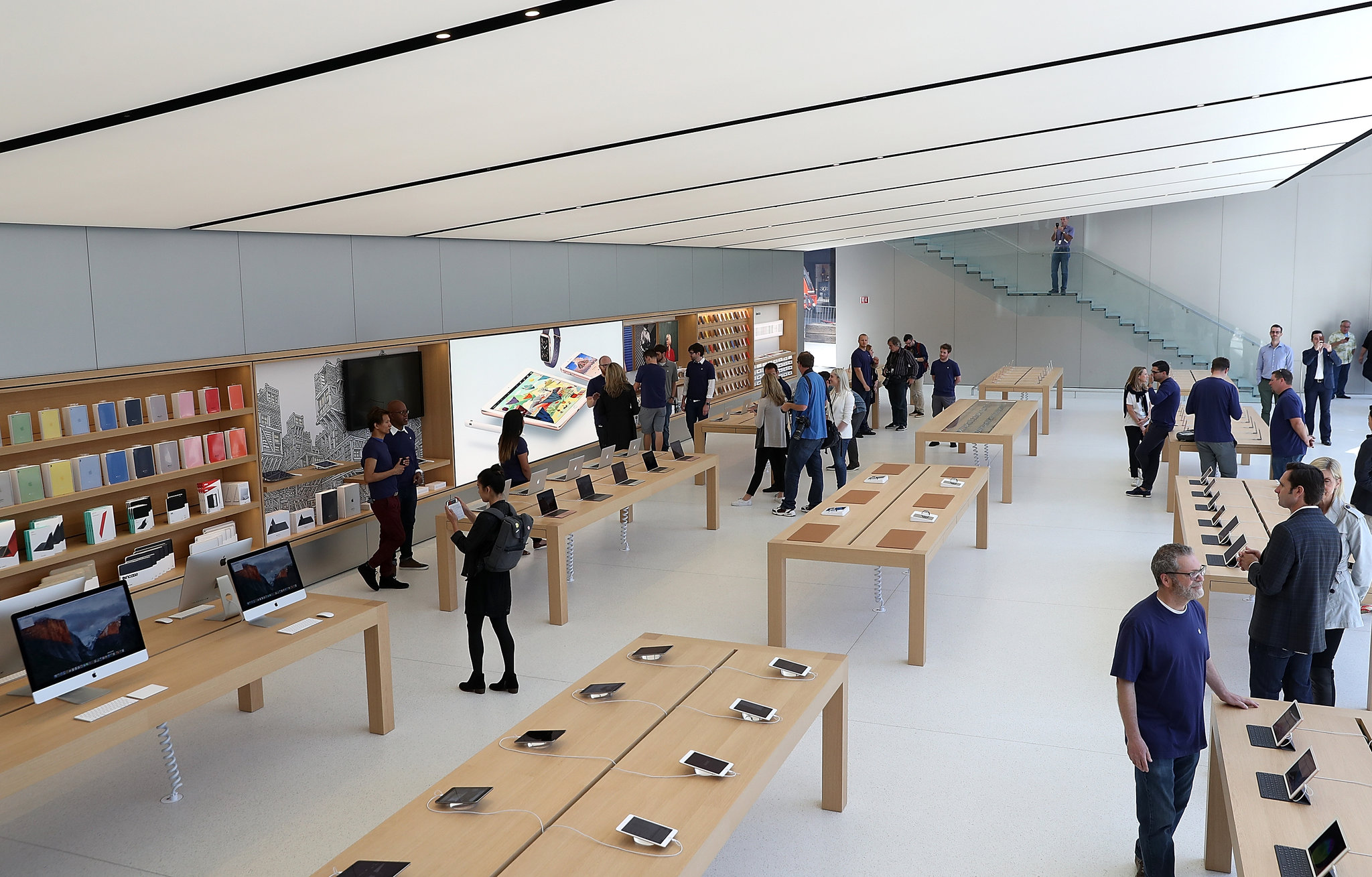 Apple’s Q1 Performance: A Blend of Challenges and Strategic Financial Maneuvers