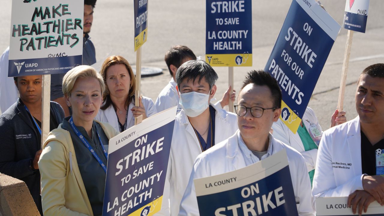 California Workers Rally for $30 Minimum Wage as Costs Soar