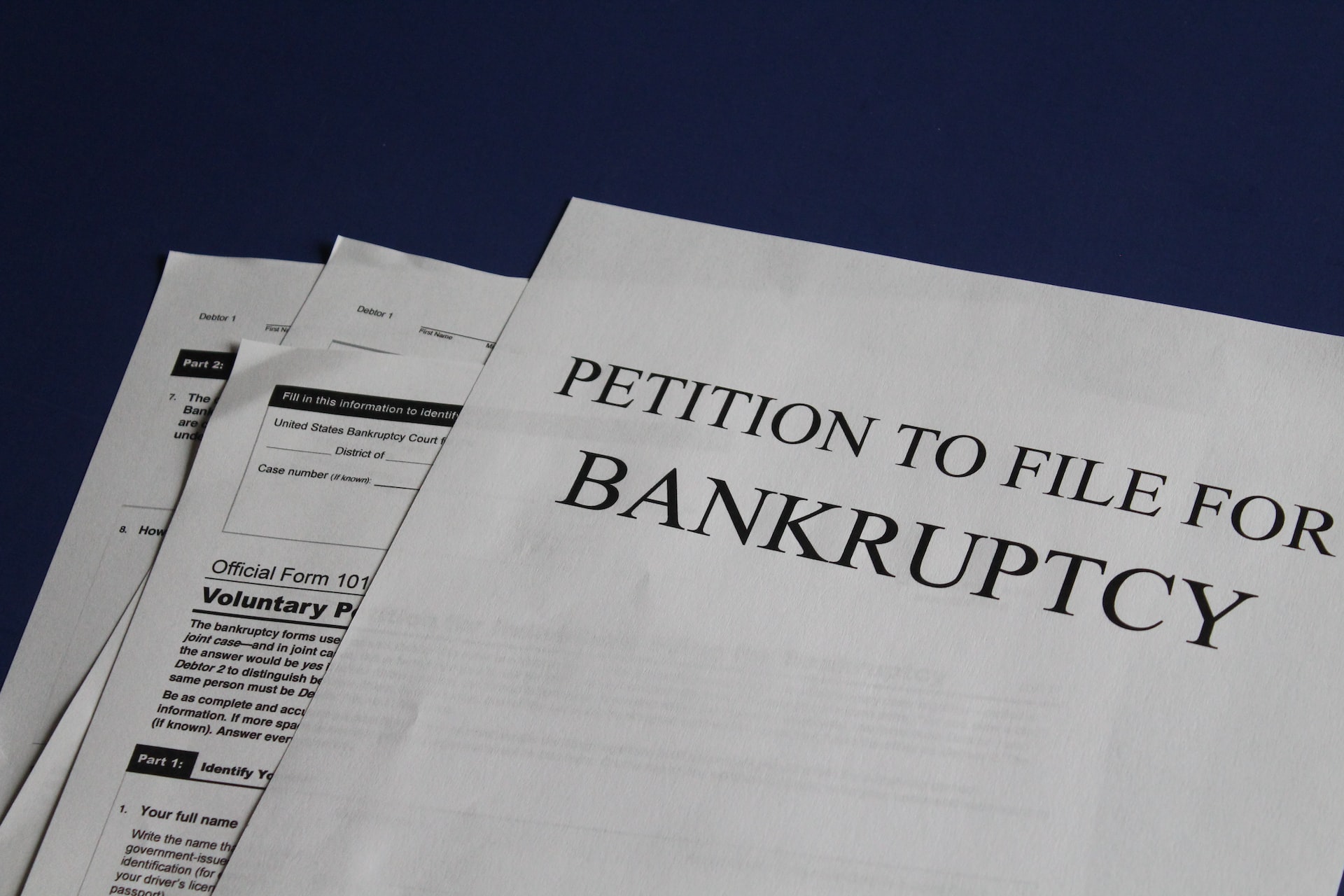 Cash-Strapped Shoppers Push Budget Chains to Brink of Bankruptcy