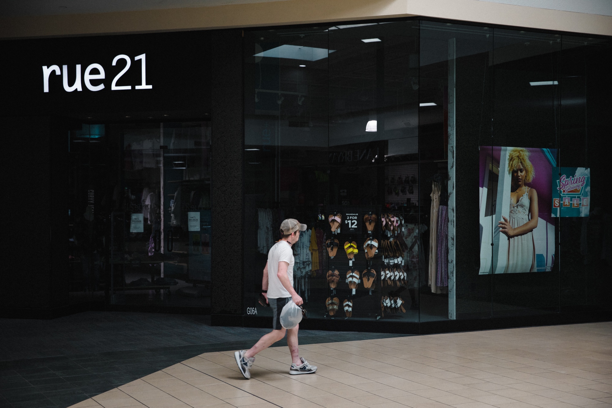 Cash-Strapped Shoppers Push Budget Chains to Brink of Bankruptcy