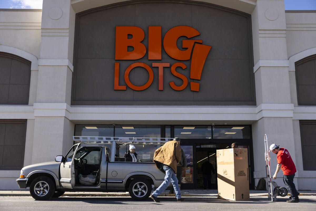 Cash-Strapped Shoppers Push Budget Chains to Brink of Bankruptcy