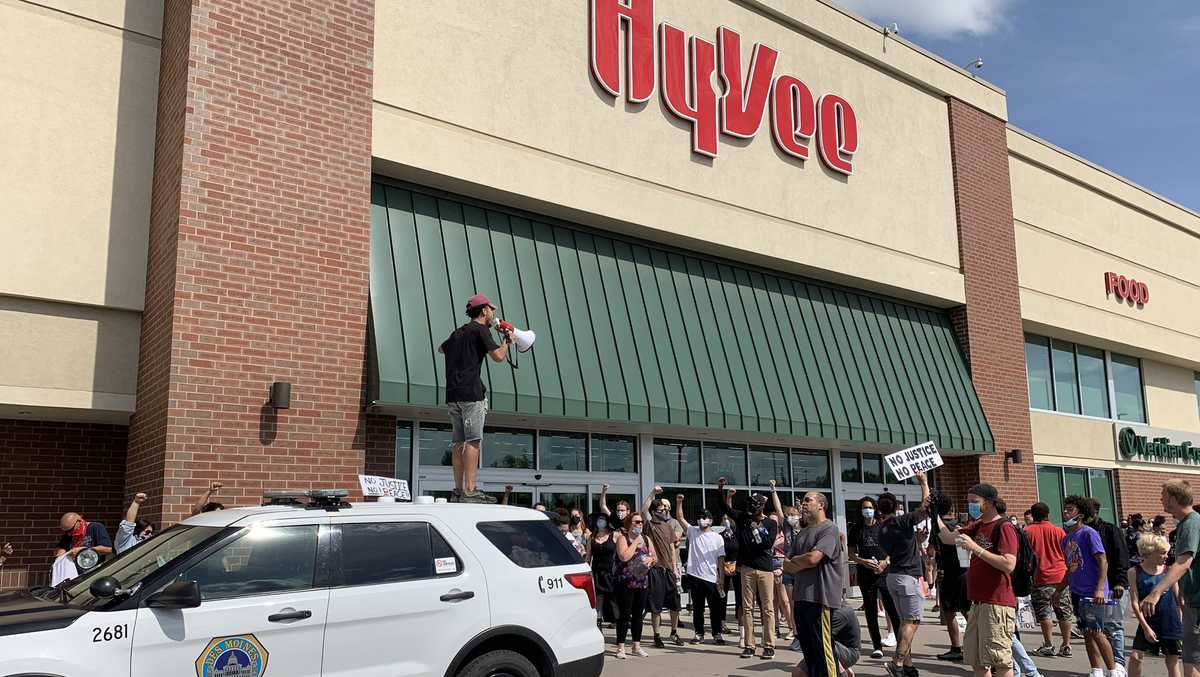 Community Calls for Boycott After Hy-Vee Announces Store Closures in Iowa