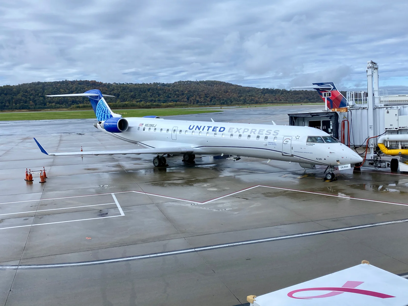 Delta and United Enhance Short Flights Inside Look at the New Comfortable CRJ-550 Jets