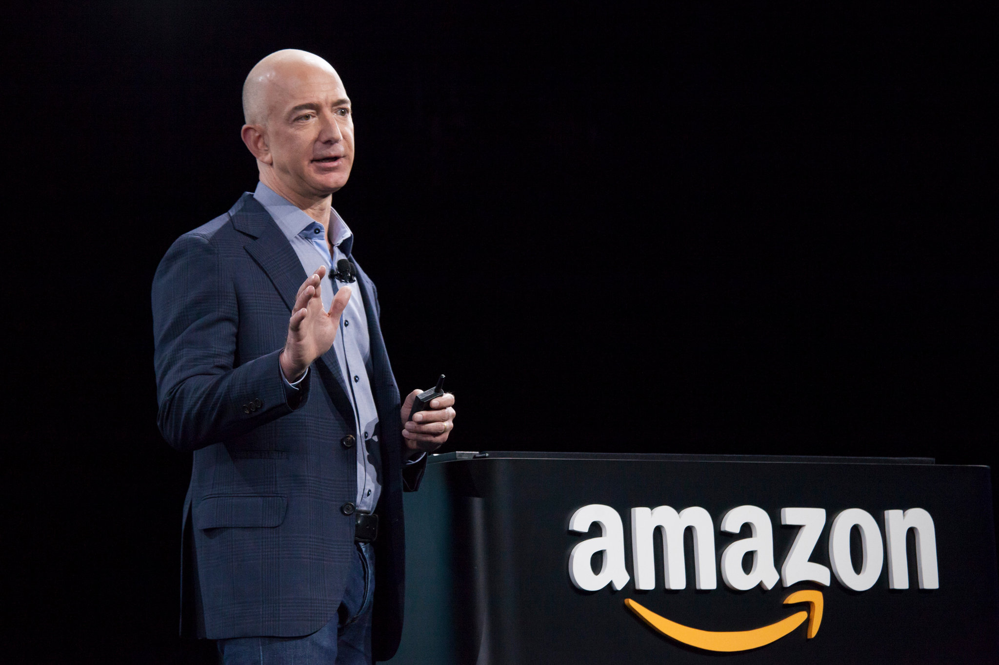 Jeff Bezos Shares 8 Pieces of Advice on Managing a Team and Running a Business