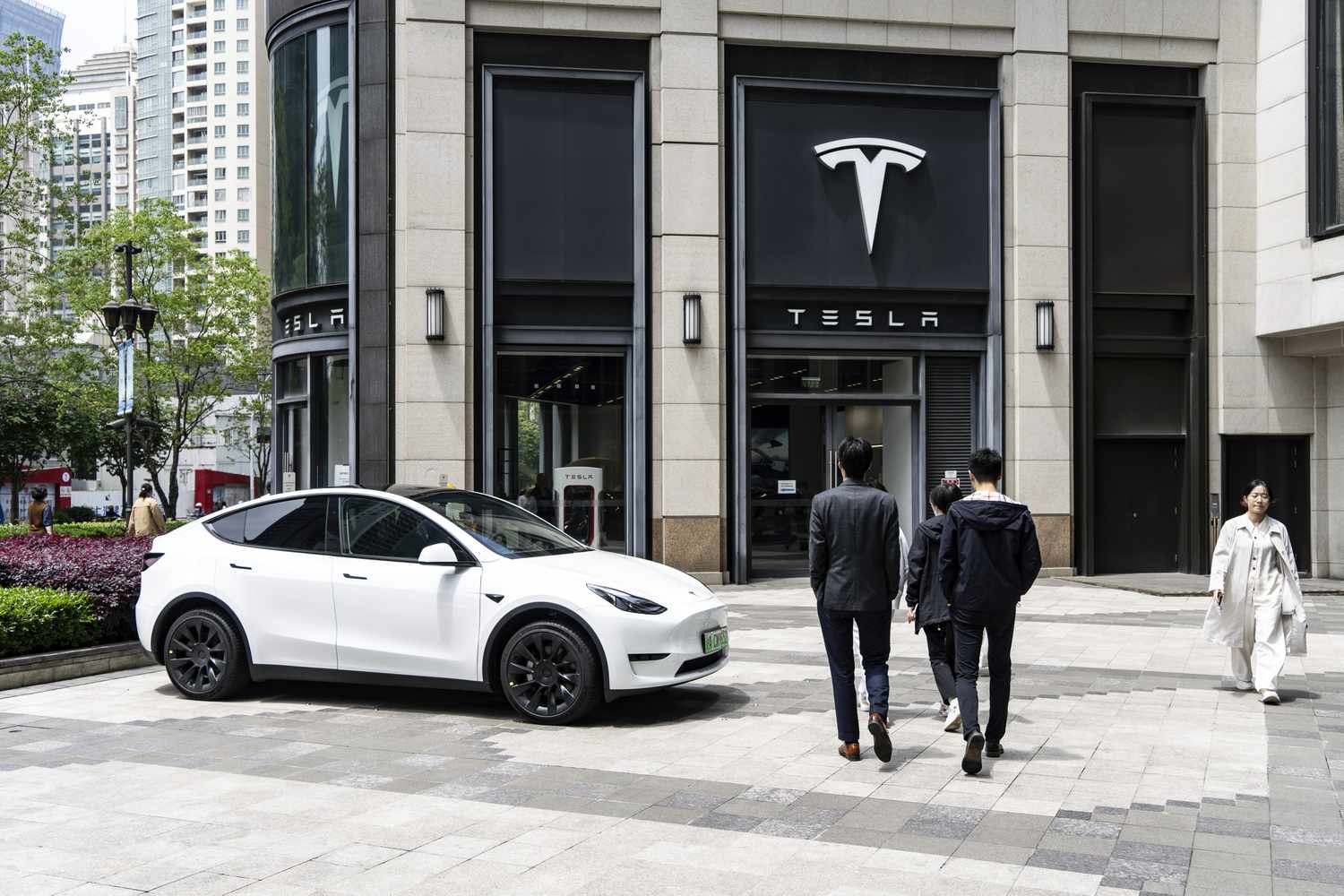 Investor Warns: Tesla's Stock Could Plummet as Focus Shifts to Robotaxis and AI Ventures