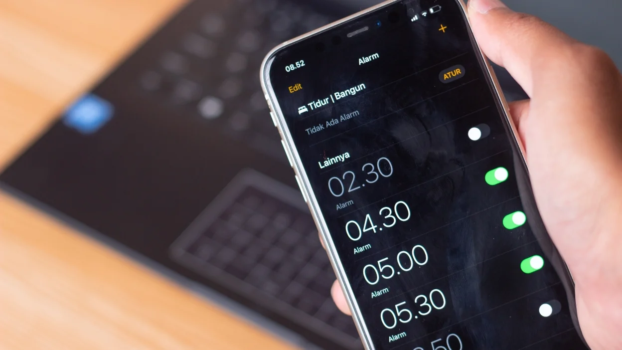 Samsung Calls Out iPhone's Alarm Flaws Why Galaxy Users Didn't Hit Snooze Today---