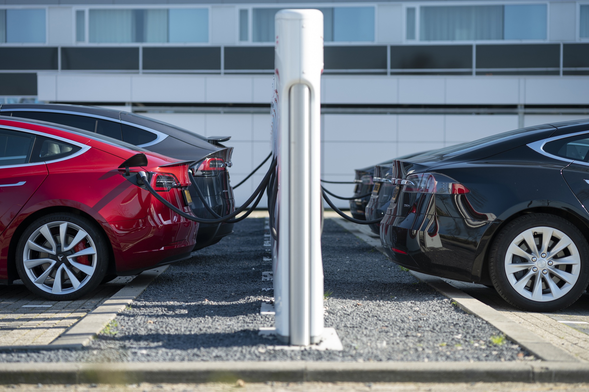 Tesla Faces Growing Environmental Challenge as Pollution Increases Despite Clean Energy Goals-