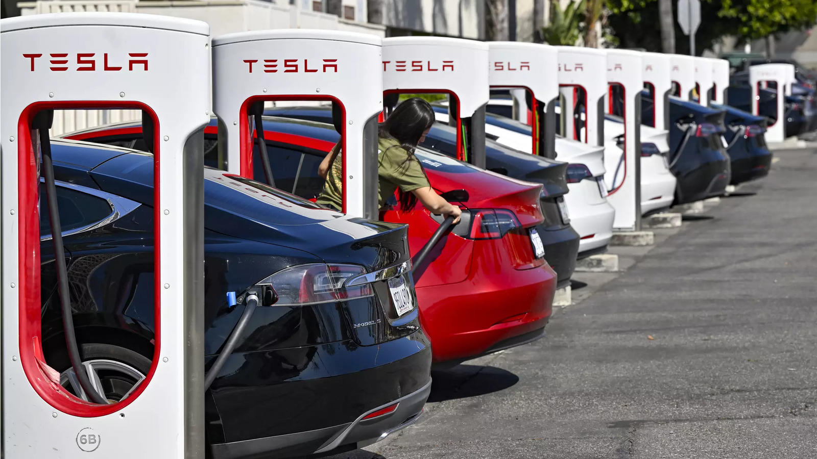 Tesla's Tough Times Why the Electric Car Giant Is Slowing Down Amidst Rising Competition