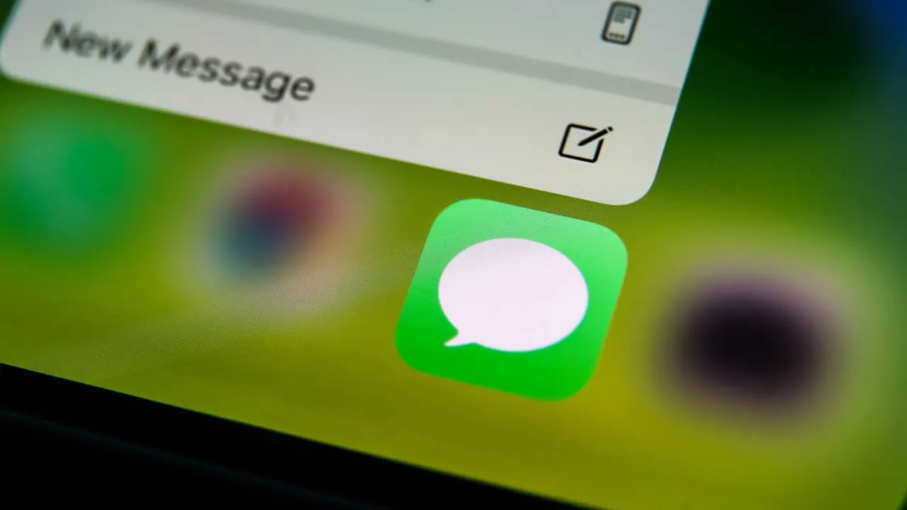 Thousands of iPhone Users Frustrated as iMessage Goes Down Apple Fixes Issue Quickly--