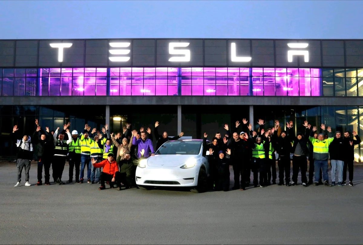 Treehouse Protesters Gain Ground: Extended Stay for Tesla Berlin Camp Sparks Debate