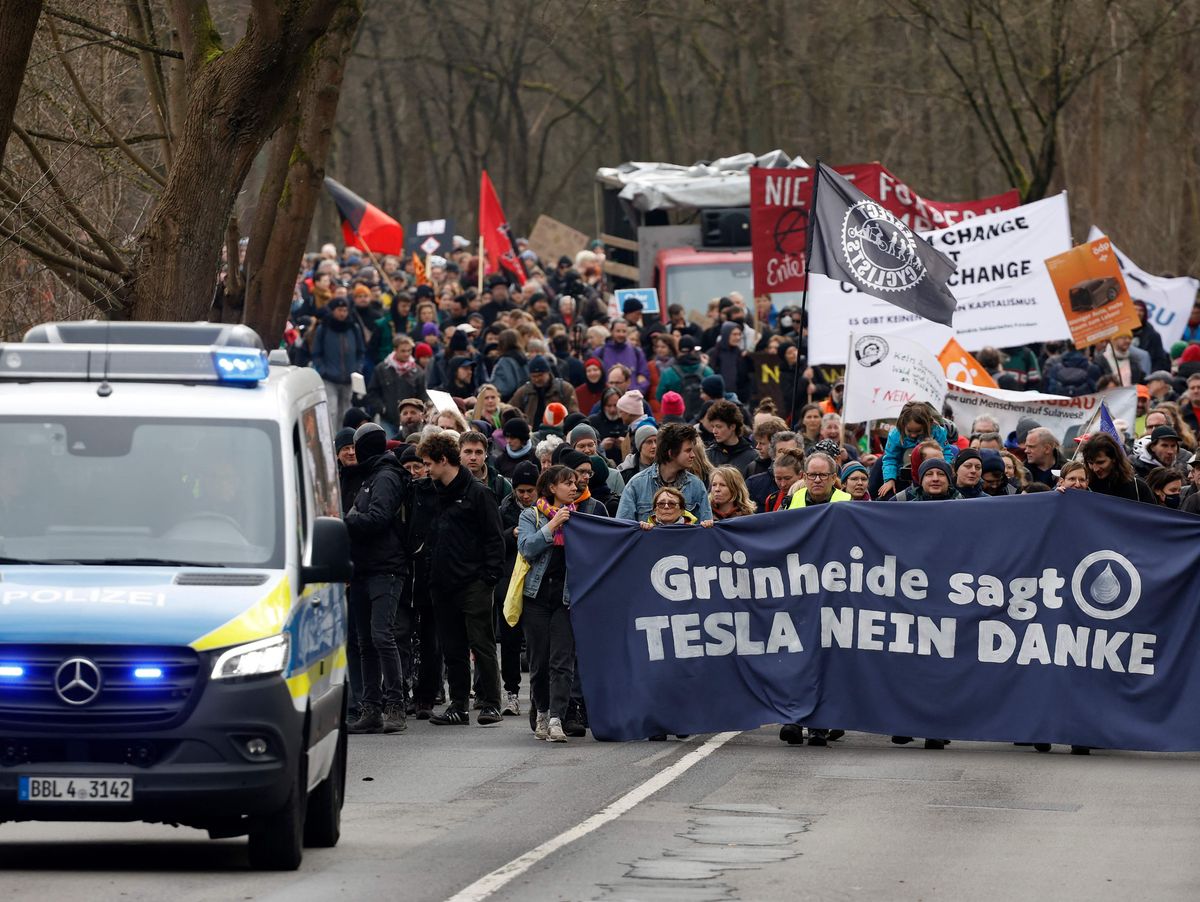 Treehouse Protesters Gain Ground: Extended Stay for Tesla Berlin Camp Sparks Debate