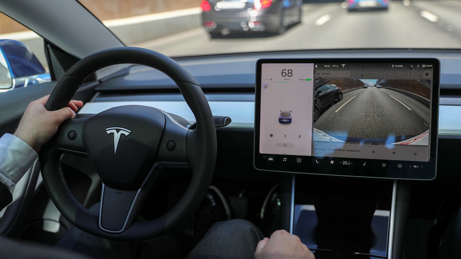 Woman Trapped in Tesla for 40 Minutes With Sweltering Temperature During the Car Update