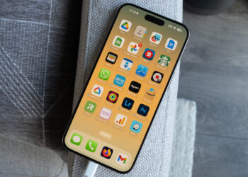 iPhone Users Brace for Big Change: Meta’s WhatsApp and Messenger Could Soon Replace iMessage as Default App in iOS 18.2 Update