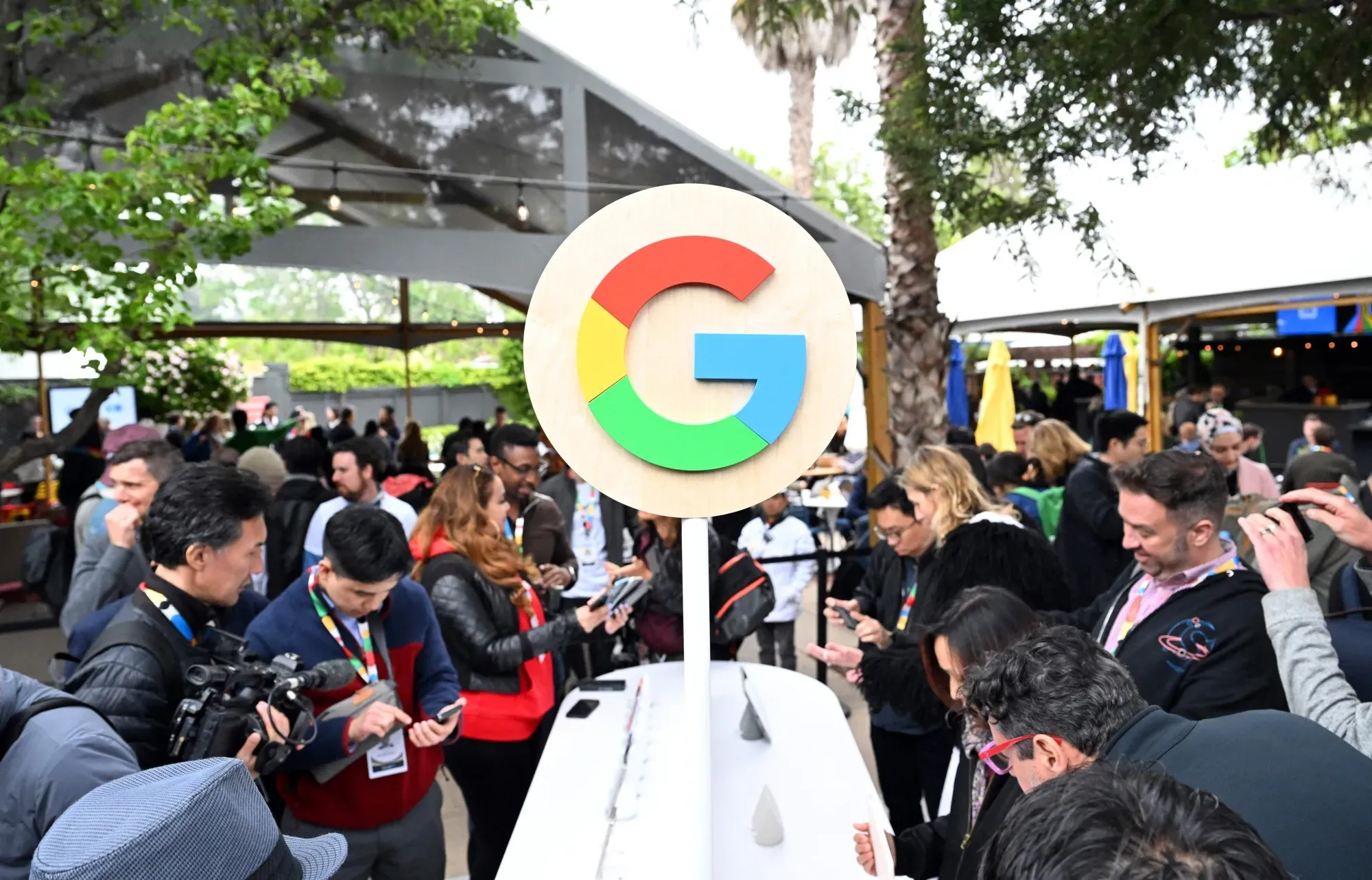 Google and Samsung Team Up for Affordable MixedReality Headset A