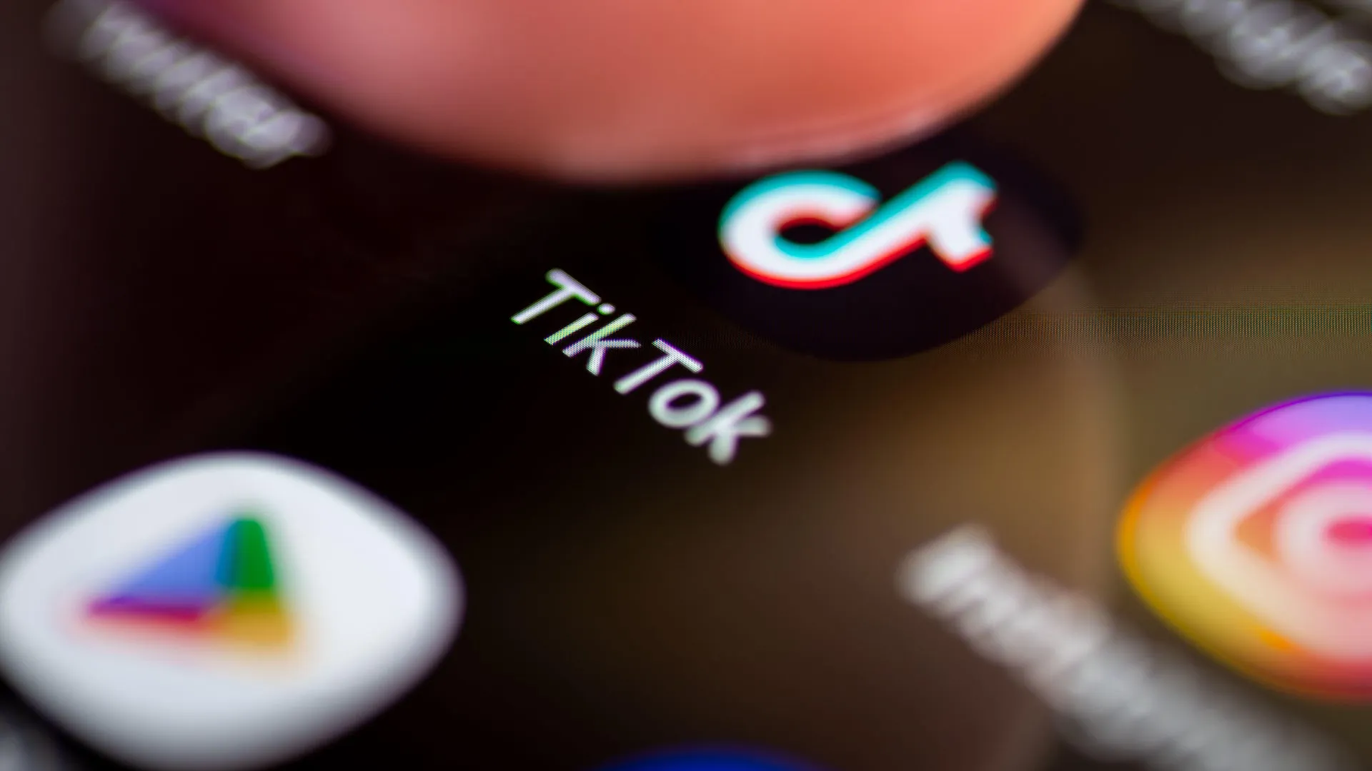 Why Is X Blocking Signal Links? A Closer Look at the Latest Social Media Censorship Drama