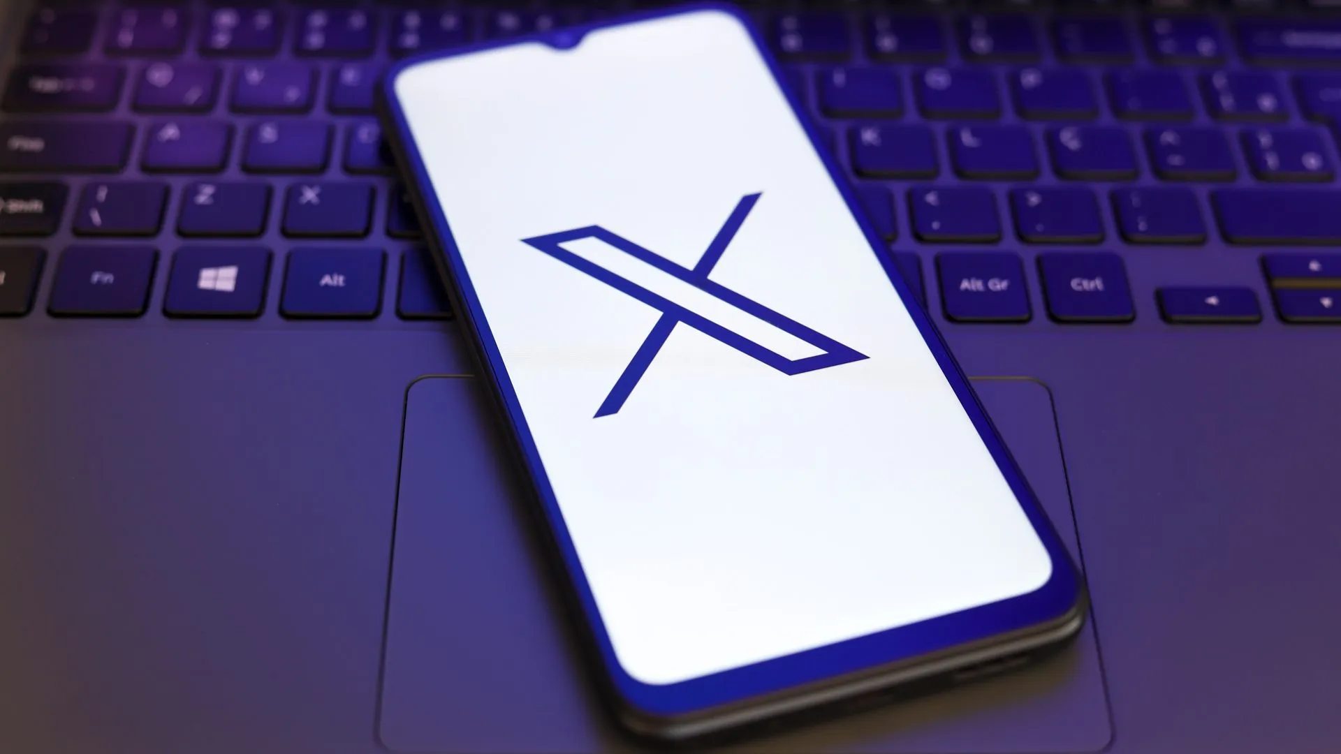 Why Is X Blocking Signal Links? A Closer Look at the Latest Social Media Censorship Drama