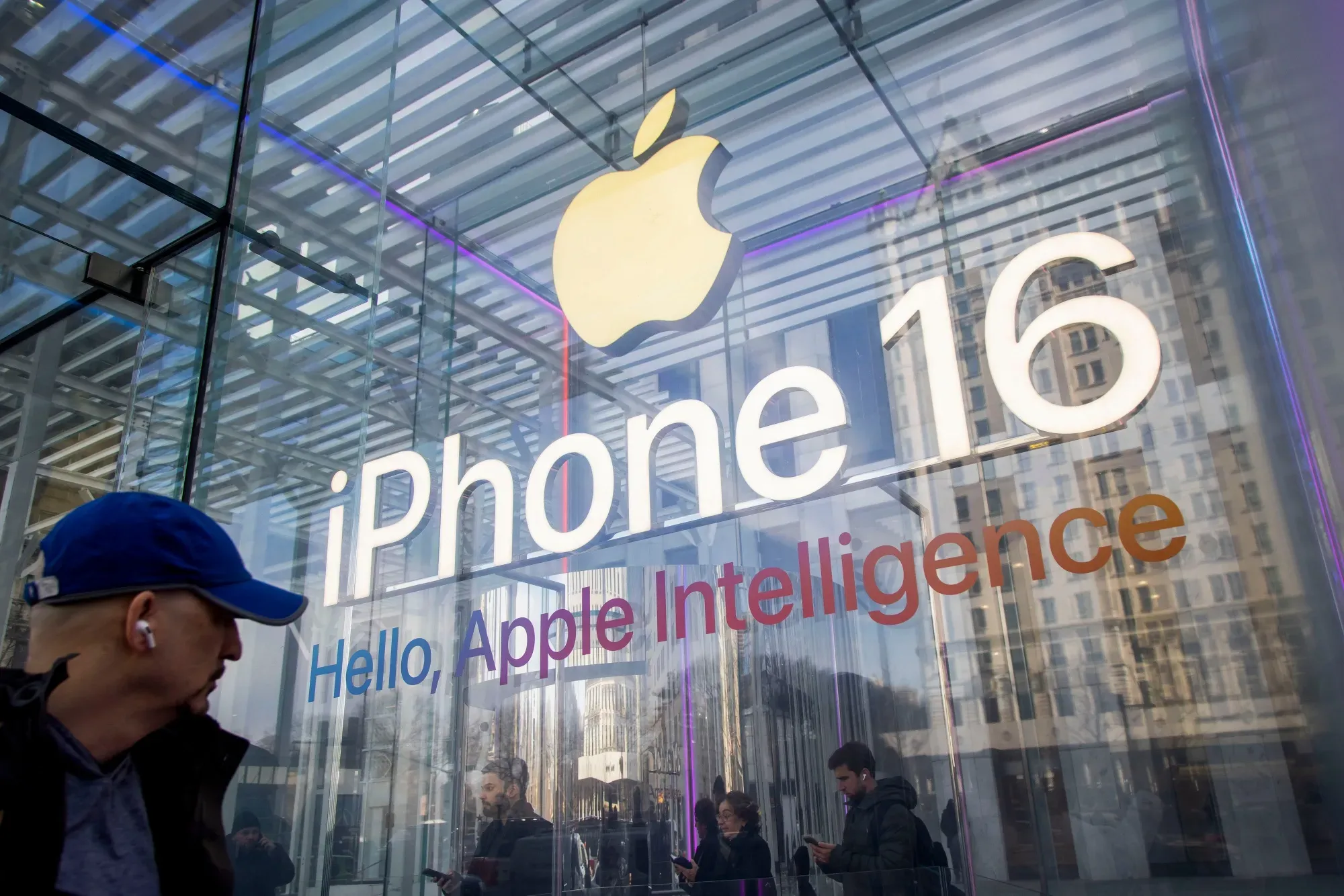 Apple Struggles with Siri Updates: Delay Sparks Big Worries as AI Enhancements Lag Behind
