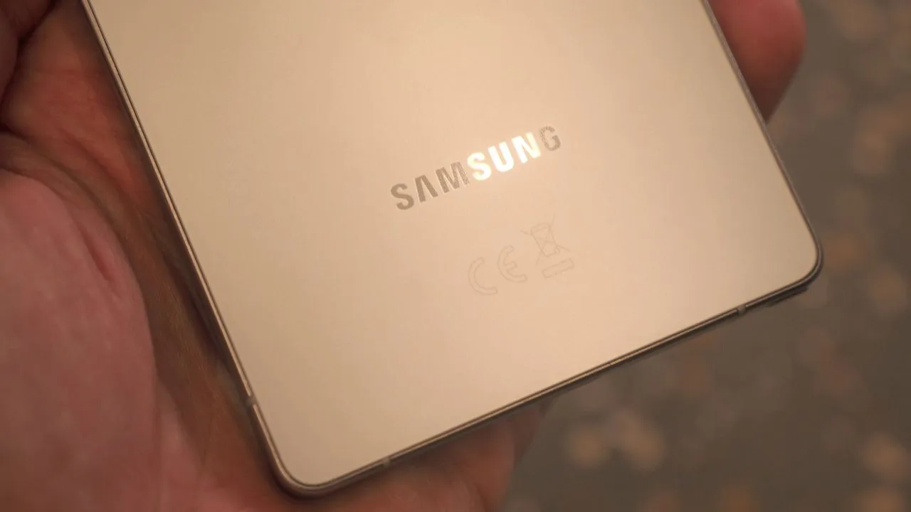 First Look Samsung Galaxy S25 Edge Shows Off Slim Design and Cool New Colors----