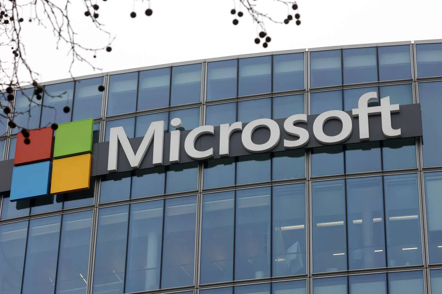 Microsoft Shuts Down Skype, Uses AI in Call of Duty, and Tests Ads in Office – All the Biggest Tech Shocks This Week
