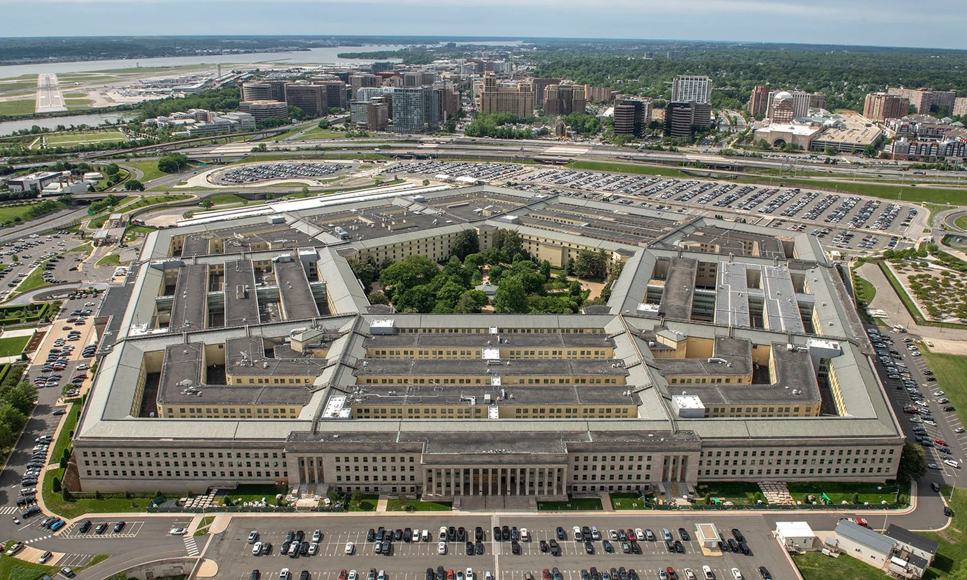 "How the US Military is Using AI to Make Big Decisions and Analyze Data"