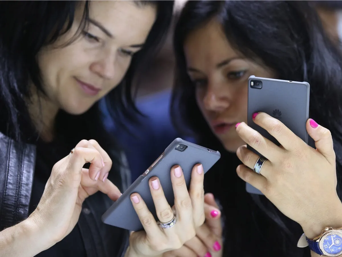 Can the Light Phone Cure Brain Rot? A Week of Living with Simplicity